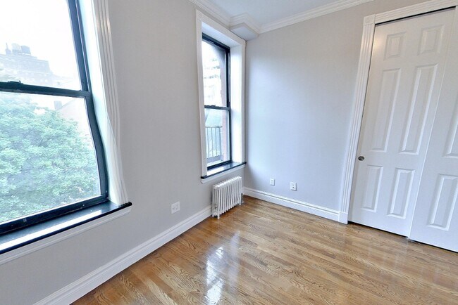 Building Photo - 246 Mott St