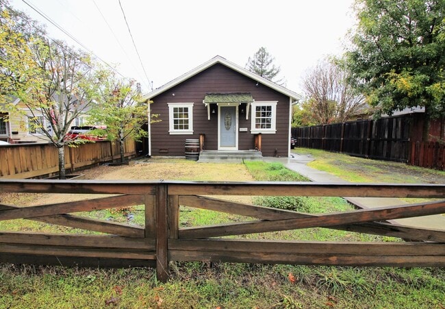 Building Photo - 2 Bedroom Home with Large Yard in SW Santa Rosa
