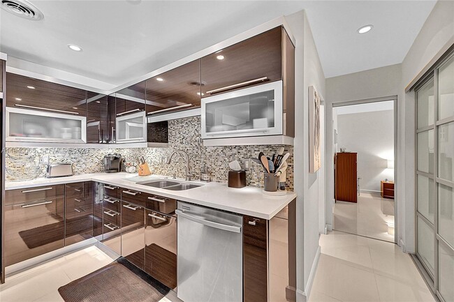 Foto del edificio - 6261 Bay Club Dr