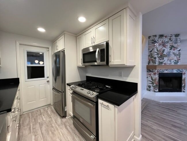 Building Photo - OB Beach House! 3 Bed 2.5 Bath A Block From the Water