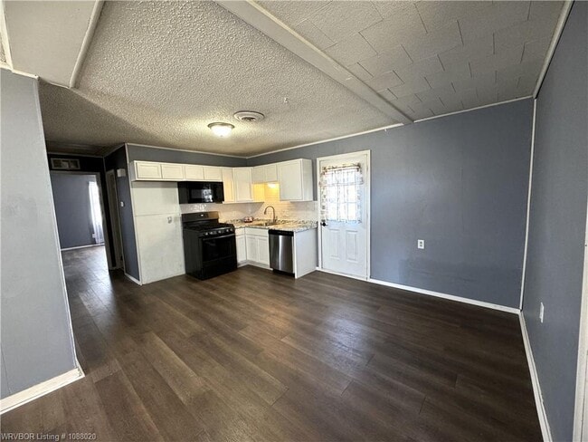 Building Photo - 107 S Oak St