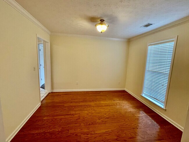 Building Photo - 4 Bedrooms in Eastern Oaks