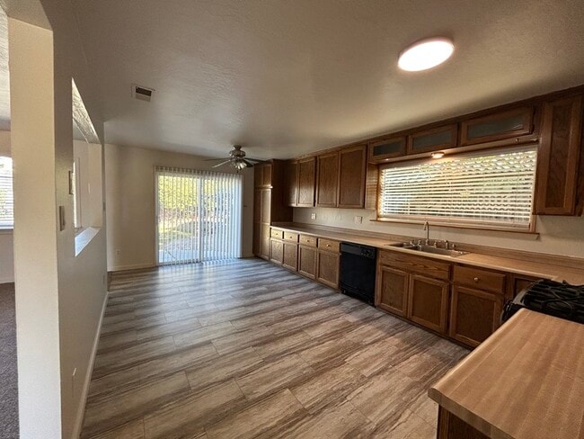 Foto del edificio - 2213 N Cirby Way