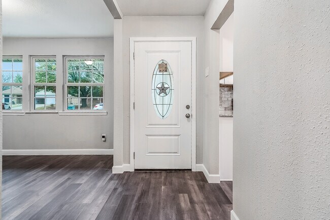 Building Photo - 813 S Valentine Dr