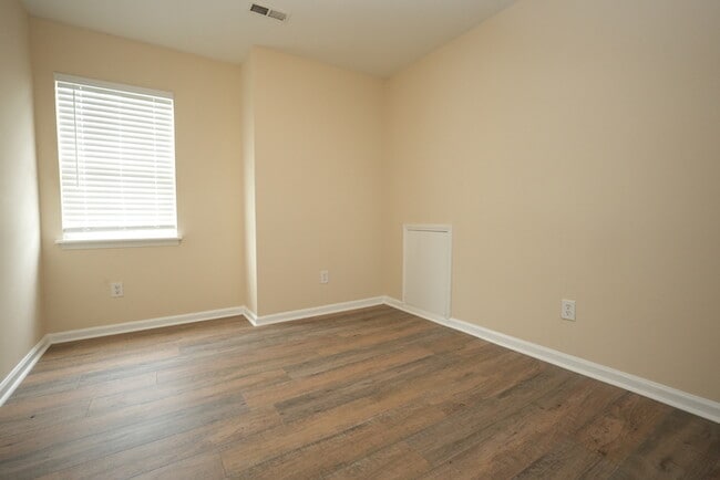 Building Photo - 3 bedroom, 2.5 bathroom home with great cu...