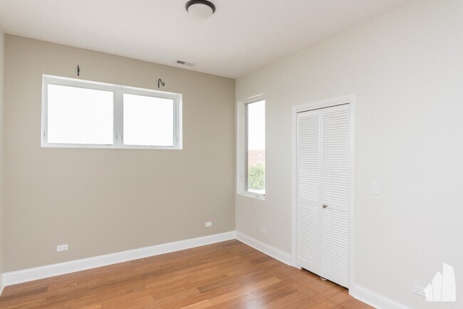 Foto del edificio - 2248 W Irving Park Rd
