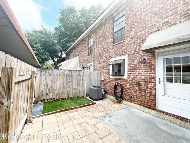 Building Photo - 2 br, 2.5 bath House - 4406 Stumberg Lane