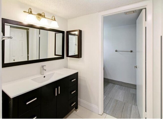 Building Photo - 9901 Westview Dr