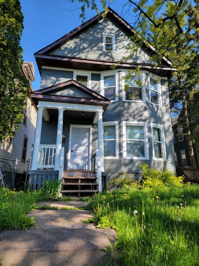 Building Photo - 715 E 6th St