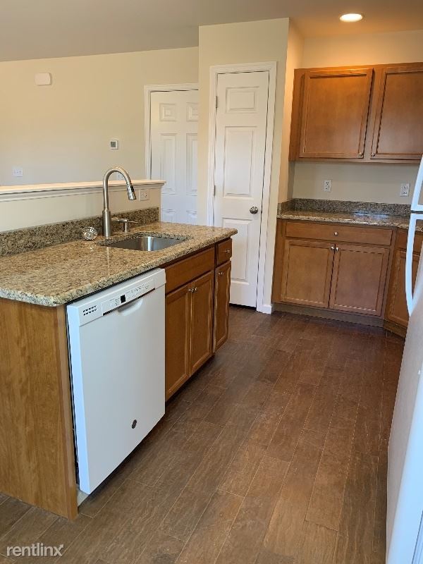 Building Photo - 3 br, 2.5 bath Townhome - 10 Baldwin Court