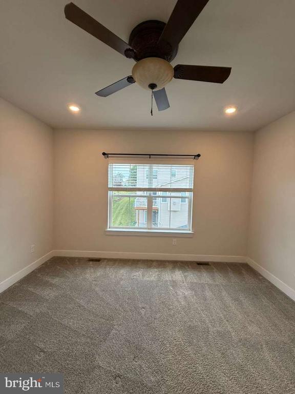 Foto del edificio - 704 Peony Ln