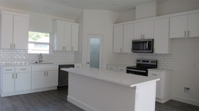 Foto del edificio - 401 Deep Woods Ln