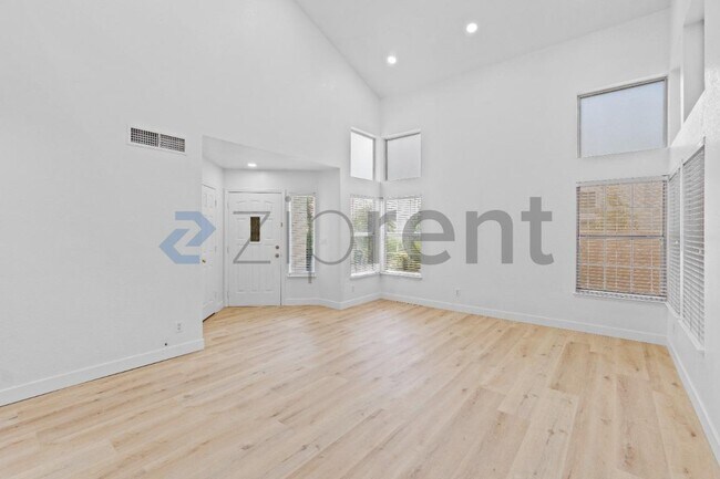 Building Photo - Unit