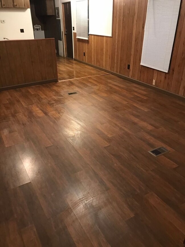 Building Photo - AVAILABLE NOW! NO PETS! SECTION 8 VOUCHERS WELCOME!