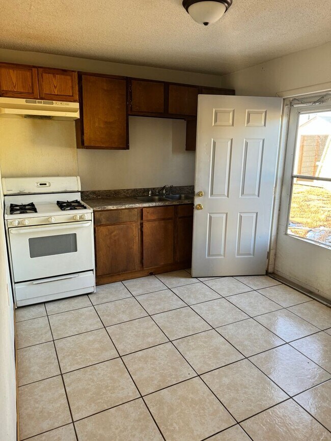 Building Photo - Remodeled 1 Bedroom 1 Bath at 2344 NW 14th