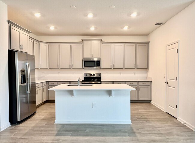 Building Photo - Like New - Large 4/4 Single Story Home wit...