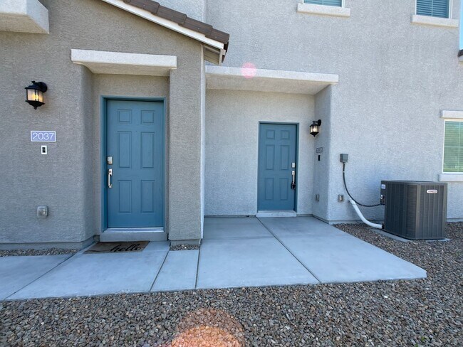 Building Photo - GATED 3 BED 2.5 BATH 2 CAR GARAGE TOWNHOME...