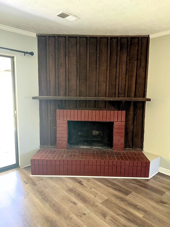 Foto del edificio - AVAILABLE NOW!!!