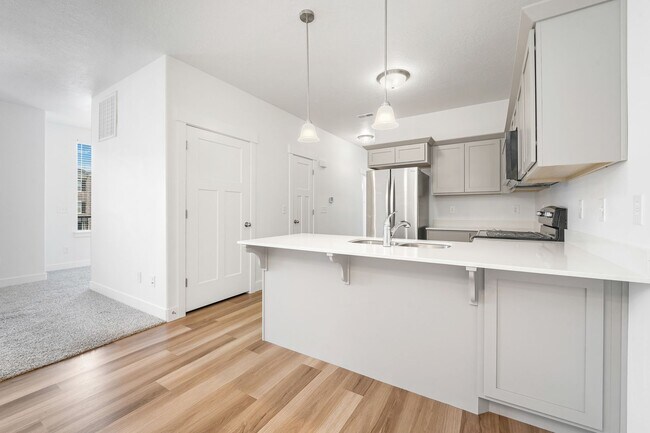 Foto del edificio - Modern Herriman Condo with Stylish Living & Community Amenities!