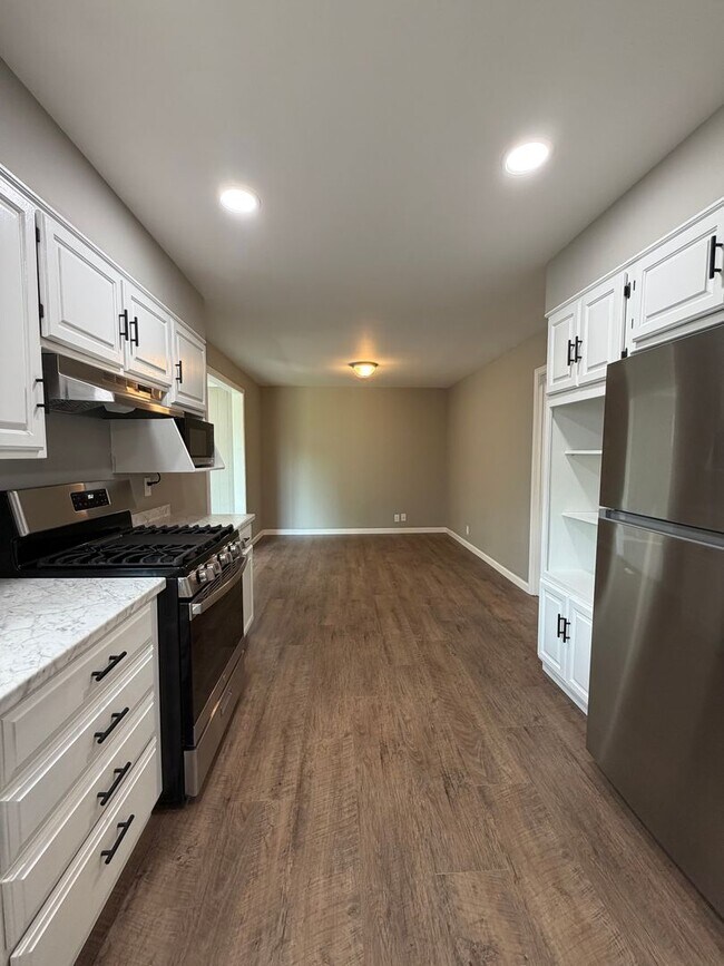 Building Photo - Newly Remodeled 4-bedroom, 1.5-Bath Single-Family Home in Danville, IL.