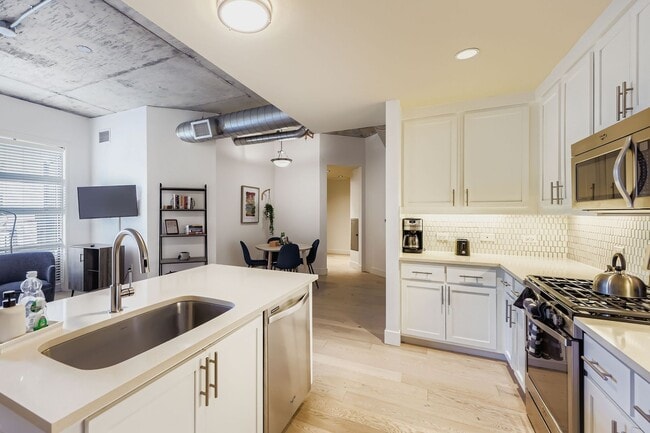 Building Photo - Modern 1 BDR in Peloton - All the Amenities