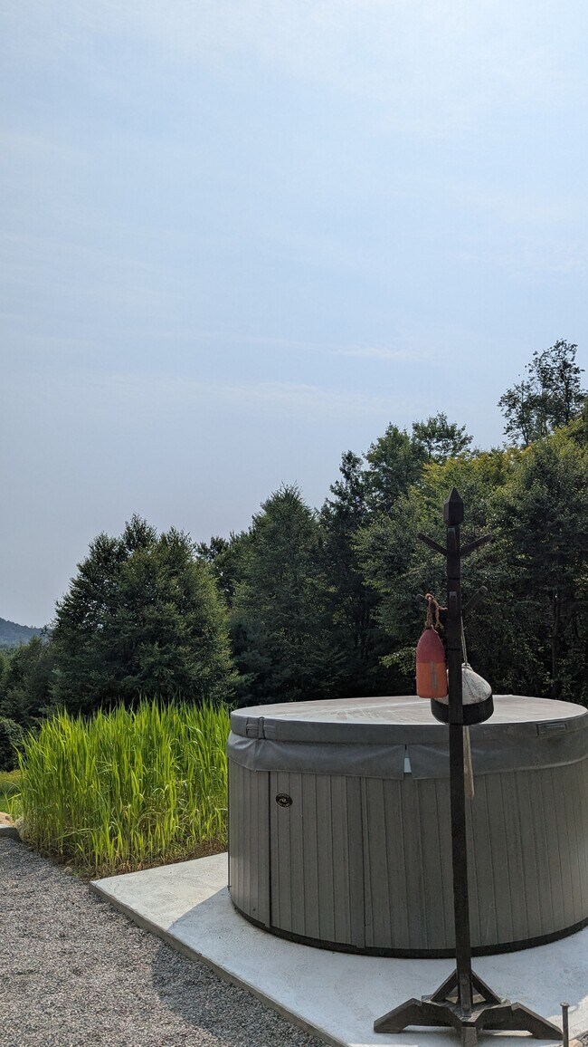 Foto del edificio - 134 Pickle Hill Rd