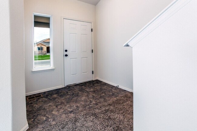 Building Photo - 4 Bed, 2.5 Bath Single Family Home in Nort...