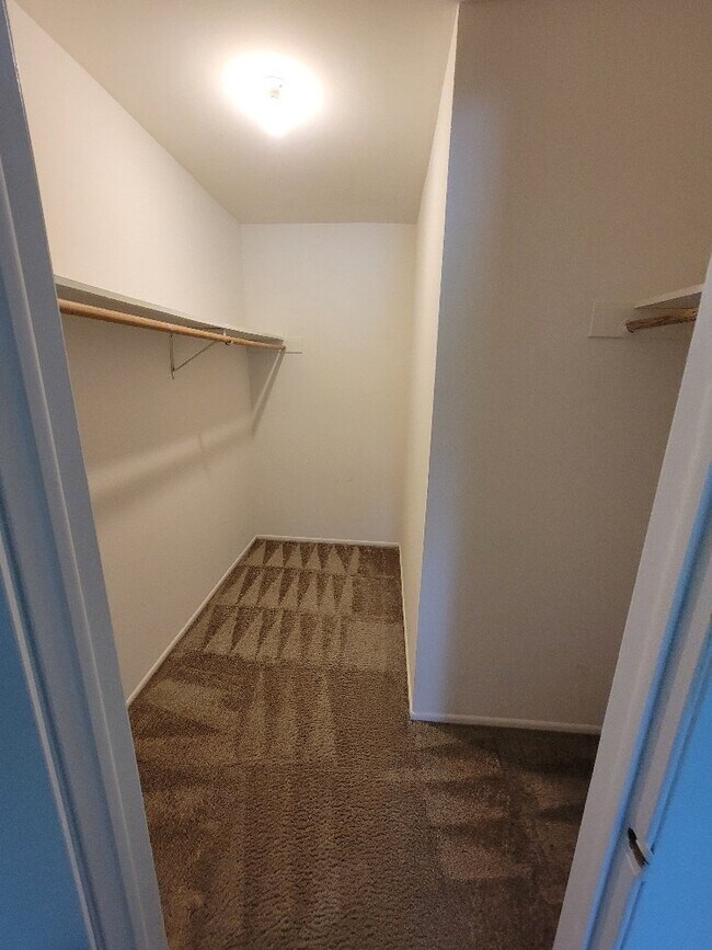 Building Photo - 547 Brookside Dr