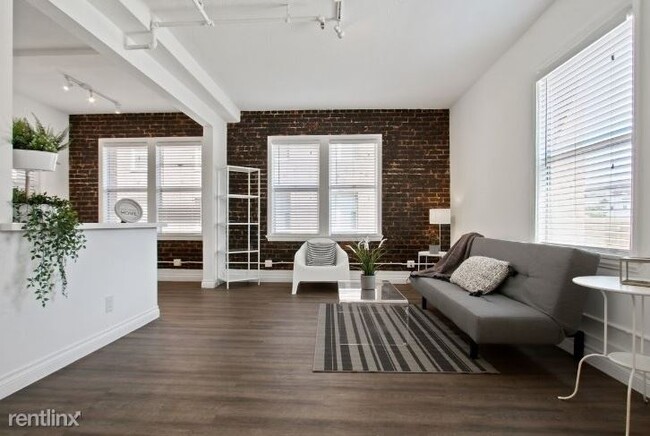 Building Photo - Studio, 1 bath Apartment - 2200 W 8th St