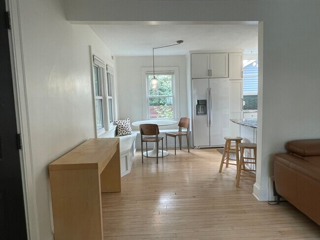 Amplio diseño abierto con grandes ventanales y ventilador de techo. - 3209 Atwood Ave