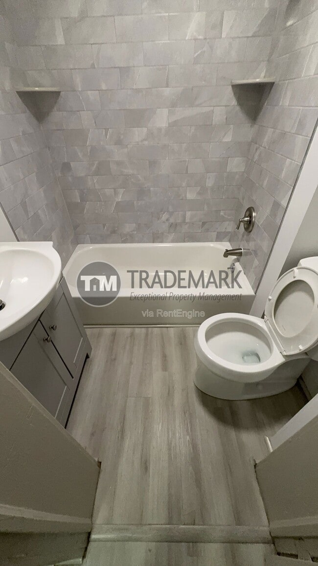 Building Photo - 40 W James St