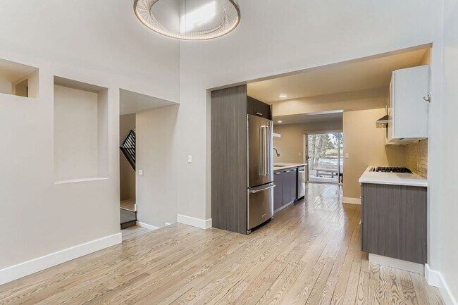 Building Photo - Spectacular Linden Park Town home! Steps away from access to Wonderland Lake! Available NOW!