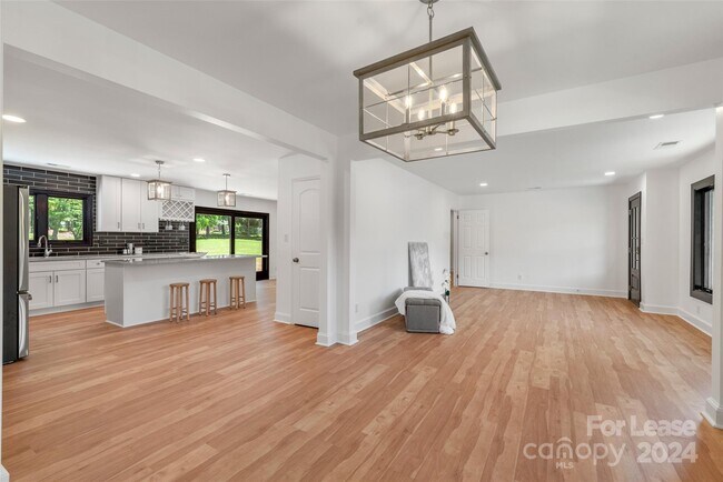 Foto del edificio - 8229 Willhill Rd