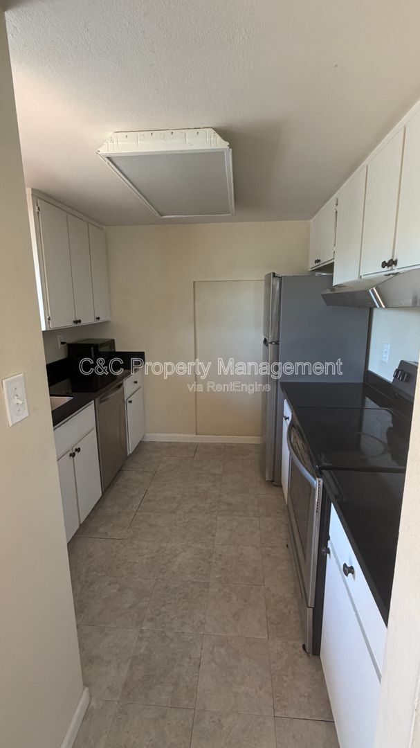 Building Photo - 2420 Shadow Ln