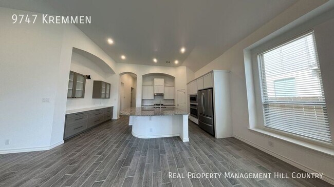 Building Photo - Balcones Creek home with bonus rooms!