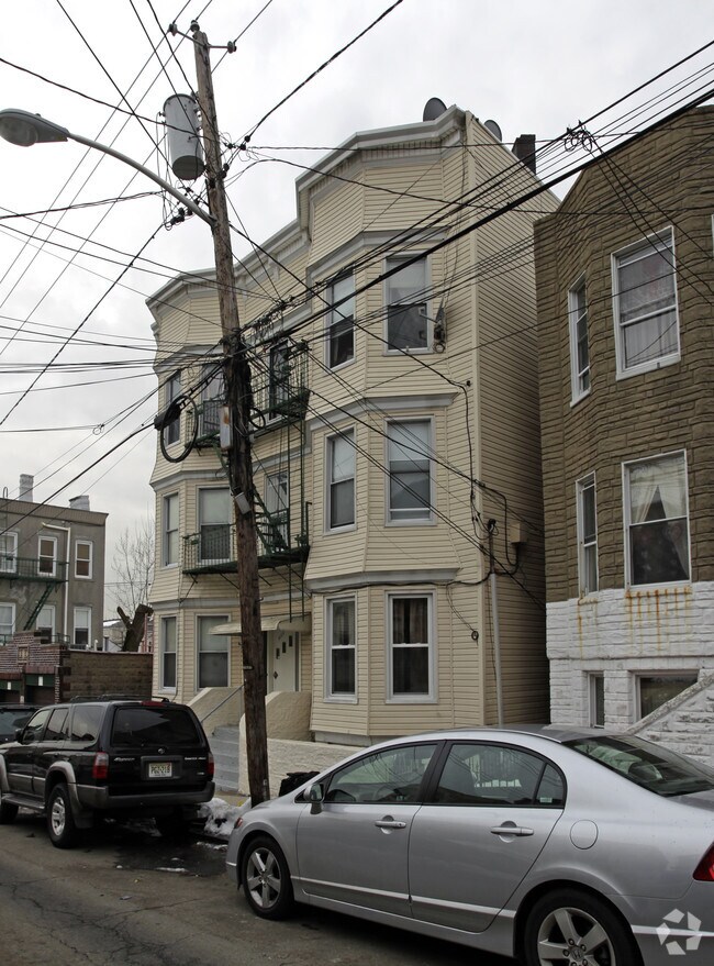 61096111 Washington St, West New York, NJ 07093 Apartments West New