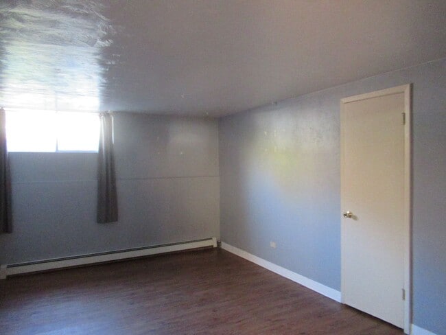 Building Photo - Spacious 3 bed/1 bath basement unit availa...