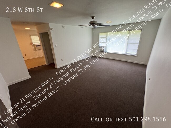 Foto del edificio - 218 W 8th St