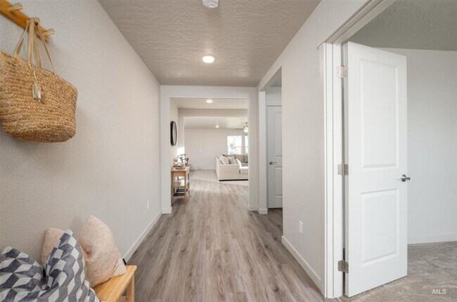 Building Photo - Spacious Modern Home w/Open Floor-Plan