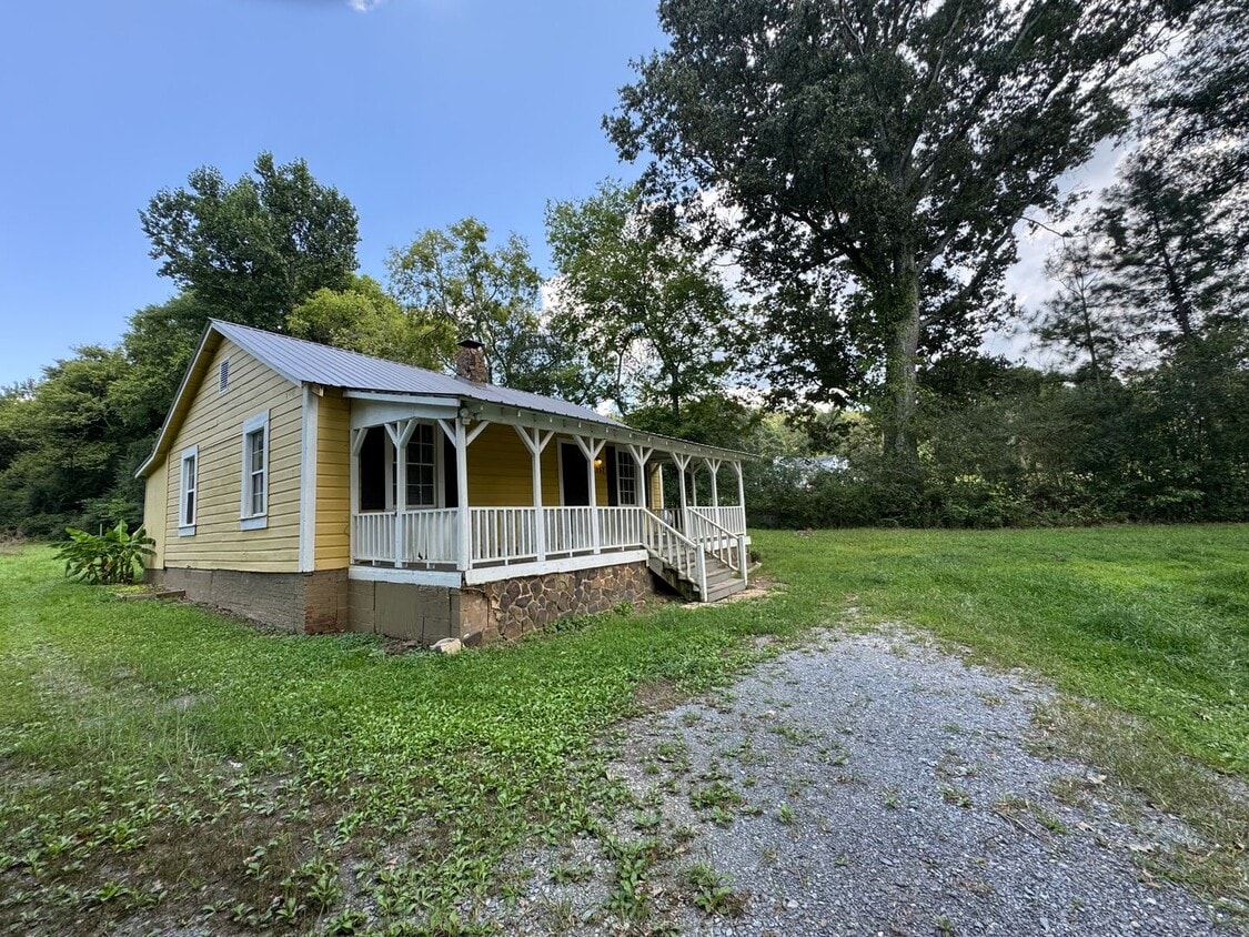 Primary Photo - 2/1 Country House $895