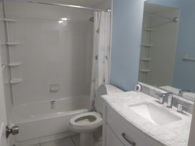 Baño - 1029 10th St NW