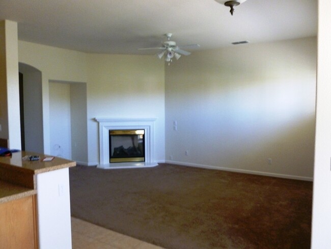 Building Photo - >>>>>GORGEOUS 4 BR 2 BATH HOME IN EAST ROS...