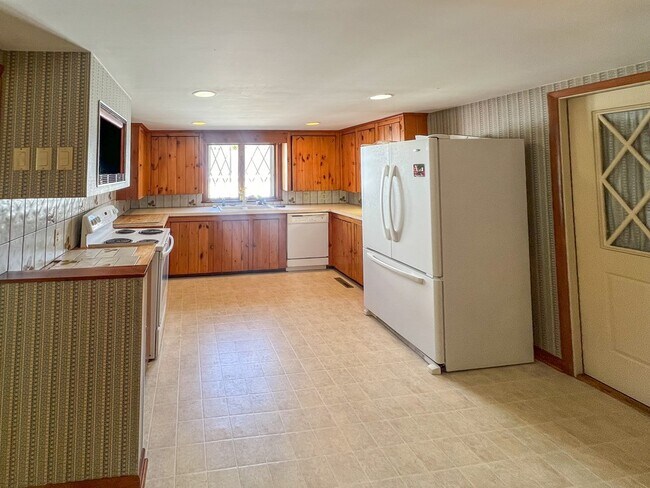 Building Photo - 477 Roe Ave