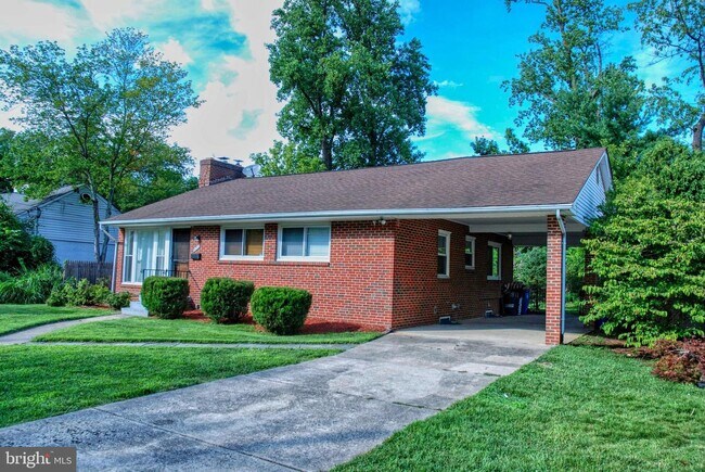 Building Photo - 9811 Parkwood Dr