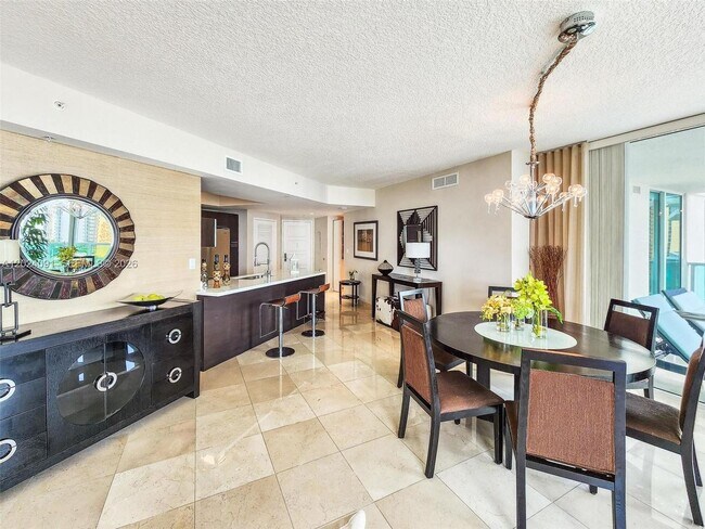 Foto del edificio - 150 Sunny Isles Blvd