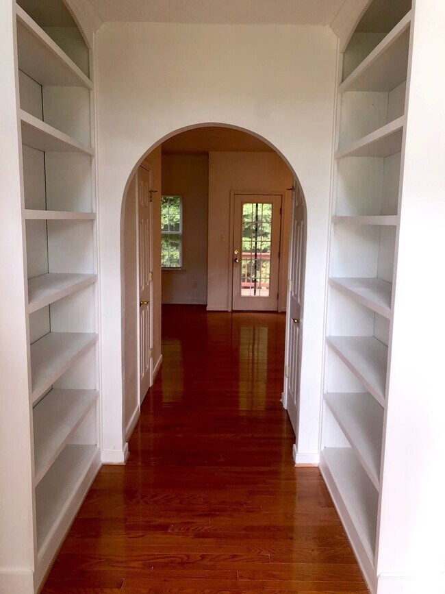 Foto del edificio - 6812 Beulah Oaks Ln