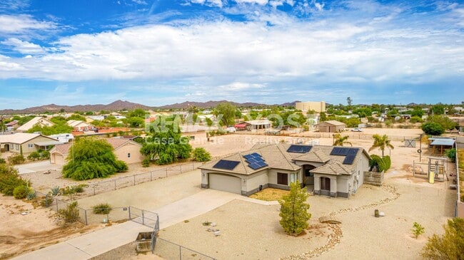 Foto del edificio - Cozy home on large lot with pool and Solar!