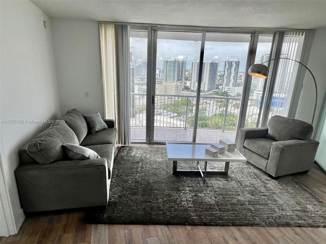 Primary Photo - 1750 N Bayshore Dr