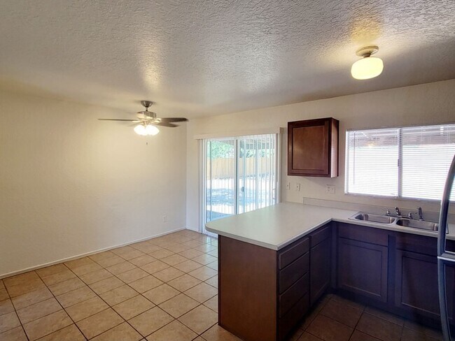 Building Photo - Eastside Classic 3 Bedroom 2 Bath