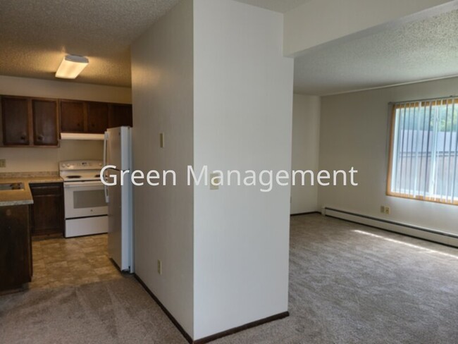 Building Photo - 2 Bedroom in 4 plex